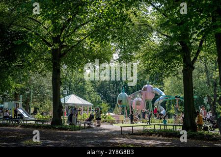 Parco giochi ristrutturato di recente nel parco cittadino Folkparken durante una soleggiata giornata estiva a Norrköping, Svezia. Foto Stock