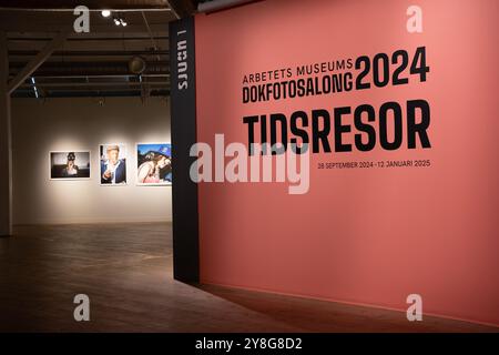 Il Dokfotosalong 2024 del Museo Arbetets a Norrköping è attivo dal 29 settembre 2024 al 12 gennaio 2025. Il tema di quest'anno era Time Travel. Foto Stock