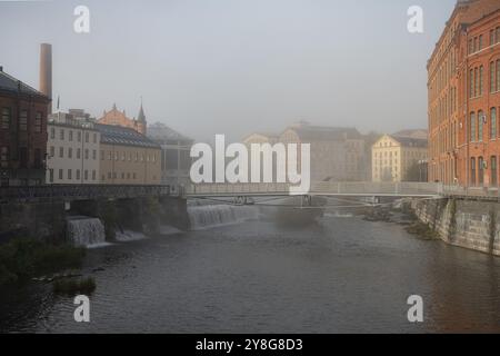 Il vecchio paesaggio industriale a drags in una nebbia mattina d'autunno. Norrköping è una storica città industriale della Svezia. Foto Stock