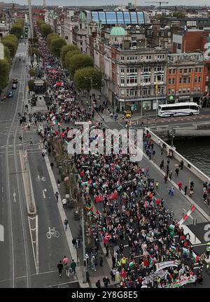 Migliaia di persone partecipano alla dimostrazione nazionale per la Palestina della campagna di solidarietà Irlanda-Palestina sulla o'Connell Street di Dublino prima dell'anniversario degli attentati del 7 ottobre in Israele. Data foto: Sabato 5 ottobre 2024. Foto Stock