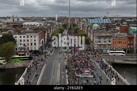 Migliaia di persone partecipano alla dimostrazione nazionale per la Palestina della campagna di solidarietà Irlanda-Palestina sulla o'Connell Street di Dublino prima dell'anniversario degli attentati del 7 ottobre in Israele. Data foto: Sabato 5 ottobre 2024. Foto Stock