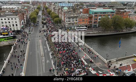 Migliaia di persone partecipano alla dimostrazione nazionale per la Palestina della campagna di solidarietà Irlanda-Palestina sulla o'Connell Street di Dublino prima dell'anniversario degli attentati del 7 ottobre in Israele. Data foto: Sabato 5 ottobre 2024. Foto Stock