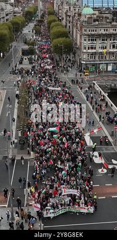 Migliaia di persone partecipano alla dimostrazione nazionale per la Palestina della campagna di solidarietà Irlanda-Palestina sulla o'Connell Street di Dublino prima dell'anniversario degli attentati del 7 ottobre in Israele. Data foto: Sabato 5 ottobre 2024. Foto Stock