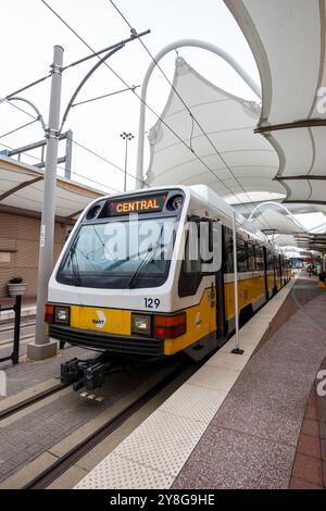 Dallas, Stati Uniti - 7 maggio 2023: Trasporto pubblico Dallas DART Light Rail presso la stazione DFW Airport, formato ritratto a Dallas, Stati Uniti. Foto Stock