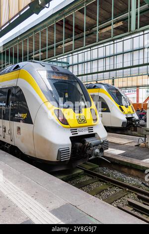 Stoccarda, Germania - 25 maggio 2024: Treni regionali Bombardier Talent gestiti da DB Regio e SWEG presso la stazione ferroviaria principale di Stoccarda, Germania. Foto Stock