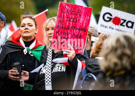 Edimburgo, Scozia. Sabato 5 ottobre 2024. I manifestanti si riuniscono al tumulo di Edimburgo nell’ambito della manifestazione nazionale scozzese “76 + 1 Years On” che chiede un immediato cessate il fuoco nel conflitto Gaza / Libano. La protesta è culminata in una processione funebre silenziosa a seguito di una bara simbolica attraverso la capitale scozzese per celebrare un anno dagli attacchi di Hamas del 7 ottobre. Foto Stock