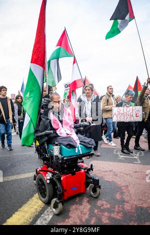 Edimburgo, Scozia. Sabato 5 ottobre 2024. I manifestanti si riuniscono al tumulo di Edimburgo nell’ambito della manifestazione nazionale scozzese “76 + 1 Years On” che chiede un immediato cessate il fuoco nel conflitto Gaza / Libano. La protesta è culminata in una processione funebre silenziosa a seguito di una bara simbolica attraverso la capitale scozzese per celebrare un anno dagli attacchi di Hamas del 7 ottobre. Foto Stock