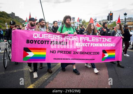 Edimburgo, Scozia. Sabato 5 ottobre 2024. I manifestanti si riuniscono al tumulo di Edimburgo nell’ambito della manifestazione nazionale scozzese “76 + 1 Years On” che chiede un immediato cessate il fuoco nel conflitto Gaza / Libano. La protesta è culminata in una processione funebre silenziosa a seguito di una bara simbolica attraverso la capitale scozzese per celebrare un anno dagli attacchi di Hamas del 7 ottobre. Foto Stock