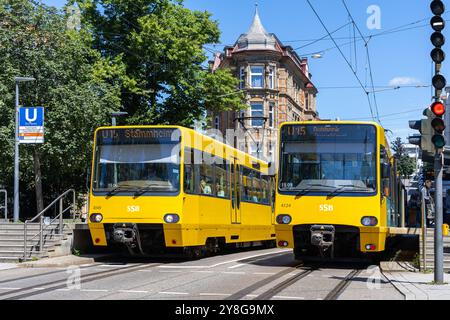 Stoccarda, Germania - 8 luglio 2024: Stadtbahn Stuttgart veicoli ferroviari leggeri tipo DT 8 mezzi di trasporto pubblico sulla linea U15 alla fermata Eugensplatz di Stoccarda, GE Foto Stock