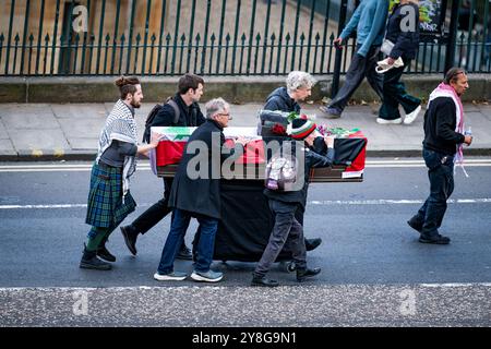 Edimburgo, Scozia. Sabato 5 ottobre 2024. I manifestanti si riuniscono al tumulo di Edimburgo nell’ambito della manifestazione nazionale scozzese “76 + 1 Years On” che chiede un immediato cessate il fuoco nel conflitto Gaza / Libano. La protesta è culminata in una processione funebre silenziosa a seguito di una bara simbolica attraverso la capitale scozzese per celebrare un anno dagli attacchi di Hamas del 7 ottobre. Foto Stock