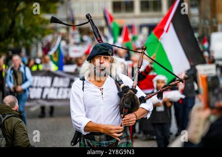 Edimburgo, Scozia. Sabato 5 ottobre 2024. I manifestanti si riuniscono al tumulo di Edimburgo nell’ambito della manifestazione nazionale scozzese “76 + 1 Years On” che chiede un immediato cessate il fuoco nel conflitto Gaza / Libano. La protesta è culminata in una processione funebre silenziosa a seguito di una bara simbolica attraverso la capitale scozzese per celebrare un anno dagli attacchi di Hamas del 7 ottobre. Foto Stock