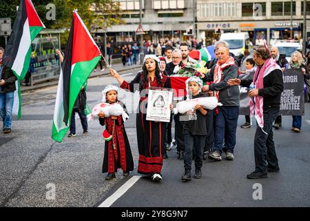 Edimburgo, Scozia. Sabato 5 ottobre 2024. I manifestanti si riuniscono al tumulo di Edimburgo nell’ambito della manifestazione nazionale scozzese “76 + 1 Years On” che chiede un immediato cessate il fuoco nel conflitto Gaza / Libano. La protesta è culminata in una processione funebre silenziosa a seguito di una bara simbolica attraverso la capitale scozzese per celebrare un anno dagli attacchi di Hamas del 7 ottobre. Foto Stock