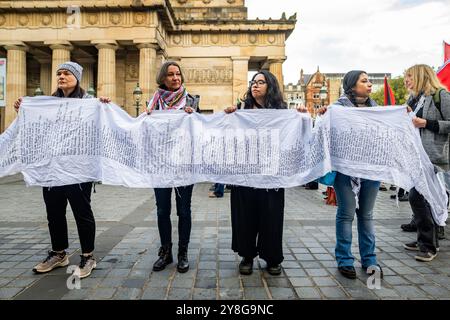 Edimburgo, Scozia. Sabato 5 ottobre 2024. I manifestanti si riuniscono al tumulo di Edimburgo nell’ambito della manifestazione nazionale scozzese “76 + 1 Years On” che chiede un immediato cessate il fuoco nel conflitto Gaza / Libano. La protesta è culminata in una processione funebre silenziosa a seguito di una bara simbolica attraverso la capitale scozzese per celebrare un anno dagli attacchi di Hamas del 7 ottobre. Foto Stock