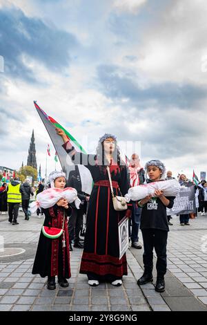 Edimburgo, Scozia. Sabato 5 ottobre 2024. I manifestanti si riuniscono al tumulo di Edimburgo nell’ambito della manifestazione nazionale scozzese “76 + 1 Years On” che chiede un immediato cessate il fuoco nel conflitto Gaza / Libano. La protesta è culminata in una processione funebre silenziosa a seguito di una bara simbolica attraverso la capitale scozzese per celebrare un anno dagli attacchi di Hamas del 7 ottobre. Foto Stock