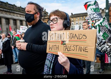 Edimburgo, Scozia. Sabato 5 ottobre 2024. I manifestanti si riuniscono al tumulo di Edimburgo nell’ambito della manifestazione nazionale scozzese “76 + 1 Years On” che chiede un immediato cessate il fuoco nel conflitto Gaza / Libano. La protesta è culminata in una processione funebre silenziosa a seguito di una bara simbolica attraverso la capitale scozzese per celebrare un anno dagli attacchi di Hamas del 7 ottobre. Foto Stock