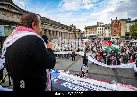 Edimburgo, Scozia. Sabato 5 ottobre 2024. I manifestanti si riuniscono al tumulo di Edimburgo nell’ambito della manifestazione nazionale scozzese “76 + 1 Years On” che chiede un immediato cessate il fuoco nel conflitto Gaza / Libano. La protesta è culminata in una processione funebre silenziosa a seguito di una bara simbolica attraverso la capitale scozzese per celebrare un anno dagli attacchi di Hamas del 7 ottobre. Foto Stock