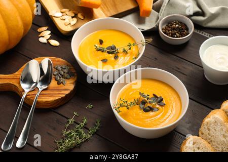 Deliziosa zuppa di zucca servita su un tavolo di legno Foto Stock