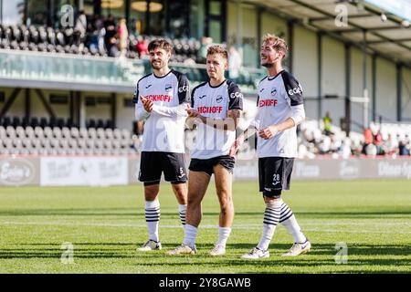 Contro Tom Baack (SC Verl, #05), Patrick Kammerbauer (SC Verl, #08), Yari otto (SC Verl, #28) jubelt / feiert nach 2:0 Sieg GER, SC Verl vs. SpVgg Unterhaching, Fussball, 3. Liga, 9 anni. Spieltag, Spielzeit 2024/2025, 05.10.2024 DFL Regulations vietano qualsiasi uso di fotografi come sequenze di immagini e/o quasi-video. Foto: Eibner-Pressefoto / Jan Rollinger Foto Stock