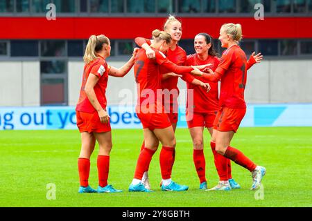 Jubel, Torjubel zum Tor zum 1:0 durch Klara Buehl (FC Bayern Muenchen, 17), FC Bayern Muenchen vs. 1. FC Koeln, Fussball, Google Pixel Frauen-Bundesliga, 5. Spieltag, Saison 2024/25, 05.10.2024, LE NORMATIVE DFB VIETANO QUALSIASI USO DI FOTOGRAFIE COME SEQUENZE DI IMMAGINI, foto: Eibner-Pressefoto/Jenni Maul Foto Stock