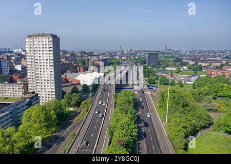 Vista aerea della città di Glasgow verso ovest sull'autostrada M8 Foto Stock