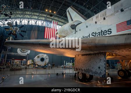 Lo Space Shuttle Discovery, in mostra allo Steven F. Udvar-Hazy Center, parte dello Smithsonian National Air and Space Museum. Foto Stock