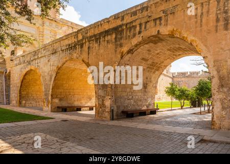 Giardino dei fossati nella città medievale fortificata di Mdina, Malta Foto Stock