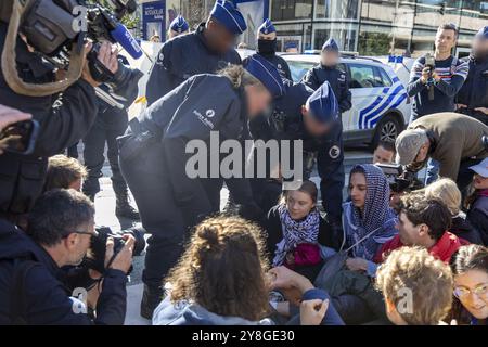 Bruxelles, Belgio. 5 ottobre 2024. L'attivista svedese per il clima Greta Thunberg fotografata durante un blocco stradale durante un'azione di protesta di United for Climate Justice (UCJ), una coalizione di 30 movimenti climatici, contro i sussidi per i combustibili fossili, a Bruxelles, sabato 05 ottobre 2024. BELGA FOTO NICOLAS MAETERLINCK credito: Belga News Agency/Alamy Live News Foto Stock