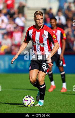 Londra, Regno Unito. 5 settembre 2024. Londra, Inghilterra, 5 ottobre 2024: Kristoffer Ajer (20 Brentford) durante la partita di Premier League tra Brentford e Wolverhampton Wanderers al Gtech Community Stadium di Londra, Inghilterra (Alexander Canillas/SPP) crediti: SPP Sport Press Photo. /Alamy Live News Foto Stock