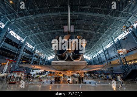 Lo Space Shuttle Discovery, in mostra allo Steven F. Udvar-Hazy Center, parte dello Smithsonian National Air and Space Museum. Foto Stock