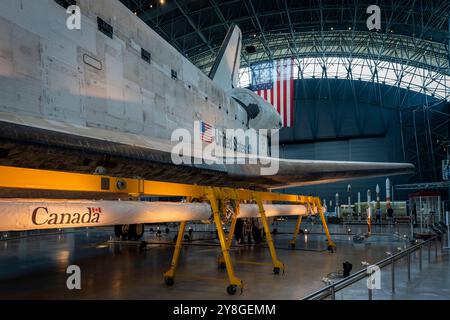 Lo Space Shuttle Discovery, in mostra allo Steven F. Udvar-Hazy Center, parte dello Smithsonian National Air and Space Museum. Foto Stock