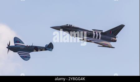 Duxford, Cambridgeshire, Regno Unito. 5 ottobre 2024. Un Eurofighter Typhoon FGR.4 della RAF pilotato dal tenente di volo David 'Turbo' Turnbull del 29 Squadron con base a RAF Coningsby nel Lincolnshire vola lungo il lato a Spitfire all'IWM Duxford's Flying finale. Lo schema di verniciatura dei caccia diurni Typhoons 1944 ricorda un Hawker Typhoon del 257 Squadron. Questo aereo è affettuosamente conosciuto come 'Moggy'. Crediti: Stuart Robertson/Alamy Live News. Foto Stock