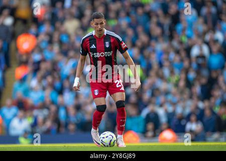 Manchester, Regno Unito. 5 ottobre 2024. SASA Lukic #20 del Fulham FC in azione durante la partita di Premier League tra Manchester City e Fulham all'Etihad Stadium di Manchester, sabato 5 ottobre 2024. (Foto: Mike Morese | mi News) crediti: MI News & Sport /Alamy Live News Foto Stock