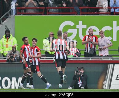 5 ottobre 2024; Gtech Community Stadium, Brentford, Londra, Inghilterra; Premier League Football, Brentford contro Wolverhampton Wanderers; Christian Norgaard di Brentford festeggia il punteggio al 28° minuto per il 3-2 Foto Stock