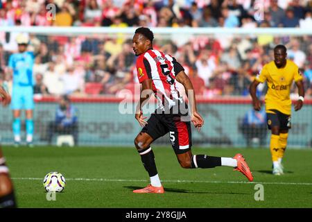 Londra, Regno Unito. 5 settembre 2024. Londra, Inghilterra, 5 ottobre 2024: Ethan Pinnock (5 Brentford) durante la partita di Premier League tra Brentford e Wolverhampton Wanderers al Gtech Community Stadium di Londra, Inghilterra (Alexander Canillas/SPP) crediti: SPP Sport Press Photo. /Alamy Live News Foto Stock