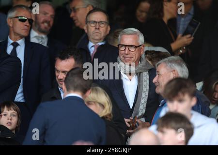 LONDRA, Regno Unito - 5 ottobre 2024: L'ex manager del Crystal Palace Alan Pardew guarda in avanti alla partita di Premier League tra il Crystal Palace FC e il Liverpool FC al Selhurst Park (credito: Craig Mercer/ Alamy Live News) Foto Stock