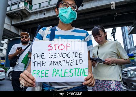 Bangkok, Thailandia. 5 ottobre 2024. Il manifestante tiene un cartello durante una marcia pro-Palestina. Una marcia a favore della Palestina è stata organizzata dal gruppo di campagna locale in solidarietà con la Palestina, Thailandia. Credito: SOPA Images Limited/Alamy Live News Foto Stock