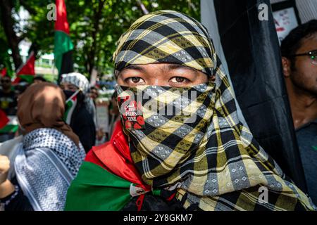 Bangkok, Thailandia. 5 ottobre 2024. Il manifestante mascherato partecipa a una marcia pro-Palestina. Una marcia a favore della Palestina è stata organizzata dal gruppo di campagna locale in solidarietà con la Palestina, Thailandia. Credito: SOPA Images Limited/Alamy Live News Foto Stock