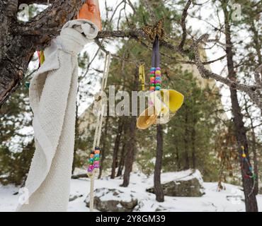 Pacchetti di preghiera presso il monumento nazionale della torre dei diavoli - Wyoming Foto Stock