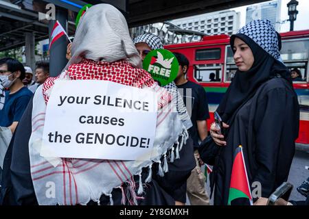 Bangkok, Thailandia. 5 ottobre 2024. Radunarsi palestinesi durante una marcia pro-Palestina. Una marcia a favore della Palestina è stata organizzata dal gruppo di campagna locale in solidarietà con la Palestina, Thailandia. (Foto di Tim Russell/SOPA Images/Sipa USA) credito: SIPA USA/Alamy Live News Foto Stock