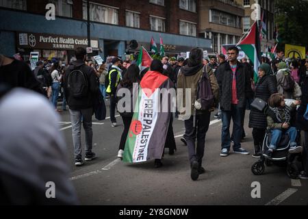 Londra, Regno Unito. 5 ottobre 2024. Il manifestante cammina una dimostrazione nazionale in solidarietà con la Palestina per chiedere un cessate il fuoco e la fine del genocidio a Gaza. Laura Gaggero/Alamy Live News Foto Stock