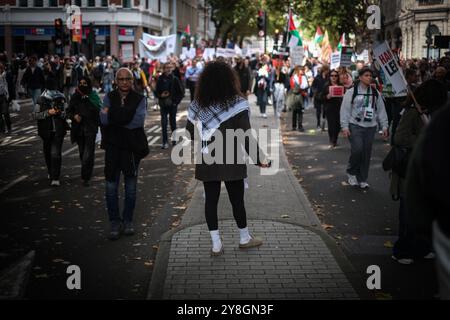 Londra, Regno Unito. 5 ottobre 2024. Il manifestante cammina una dimostrazione nazionale in solidarietà con la Palestina per chiedere un cessate il fuoco e la fine del genocidio a Gaza. Laura Gaggero/Alamy Live News Foto Stock