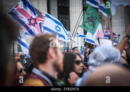 Londra, Regno Unito. 5 ottobre 2024. Contro la protesta pro Israele durante una dimostrazione nazionale di solidarietà con la Palestina per chiedere un cessate il fuoco e la fine del genocidio a Gaza. Laura Gaggero/Alamy Live News Foto Stock