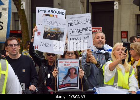Londra, Regno Unito. 5 ottobre 2024. I sostenitori di Israele organizzano una controprotesta mentre migliaia di persone marciano nel centro di Londra in solidarietà con la Palestina e il Libano per celebrare il primo anniversario della guerra tra Israele e Hamas, iniziata quando Hamas uccise e rapì israeliani al festival musicale Nova il 7 ottobre 2023. Crediti: Vuk Valcic/Alamy Live News Foto Stock