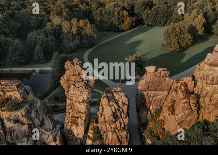 Attrazioni naturali in Germania vista droni dell'Externsteine, una formazione rocciosa di arenaria nella foresta di Teutoburgo Foto Stock