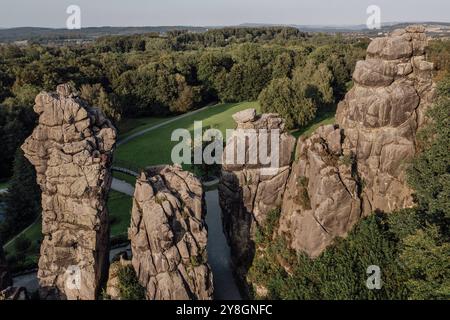 Attrazioni naturali in Germania vista droni dell'Externsteine, una formazione rocciosa di arenaria nella foresta di Teutoburgo Foto Stock