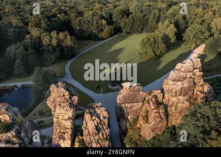 Attrazioni naturali in Germania vista droni dell'Externsteine, una formazione rocciosa di arenaria nella foresta di Teutoburgo Foto Stock