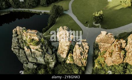 Attrazioni naturali in Germania vista droni dell'Externsteine, una formazione rocciosa di arenaria nella foresta di Teutoburgo Foto Stock