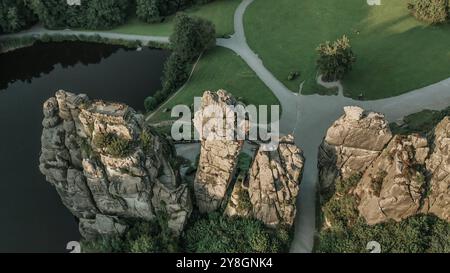 Attrazioni naturali in Germania vista droni dell'Externsteine, una formazione rocciosa di arenaria nella foresta di Teutoburgo Foto Stock