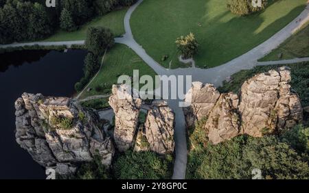 Attrazioni naturali in Germania vista droni dell'Externsteine, una formazione rocciosa di arenaria nella foresta di Teutoburgo Foto Stock