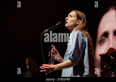 Florence Shaw (voce solista) with Dry Cleaning, apertura per Nick Cave & The Bad Seeds durante il Wild God tour a Stoccolma, 3 ottobre 2024 Foto Stock